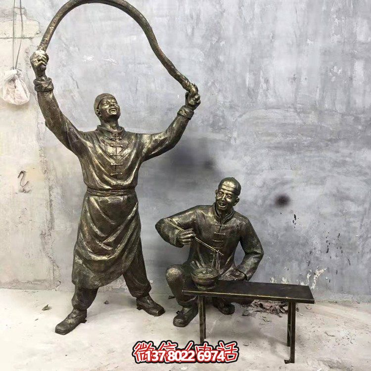 仿銅人物雕塑，裝點現代城市街道