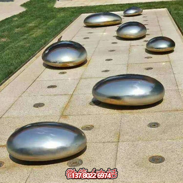 不銹鋼鏡面戶外噴泉水景擺件，以鵝卵石與雕塑裝飾