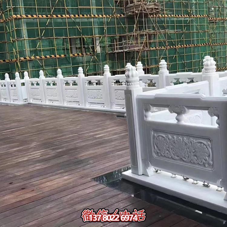 絢麗多彩的防護欄桿，為河道升旗臺打造夢幻般的園林雕塑