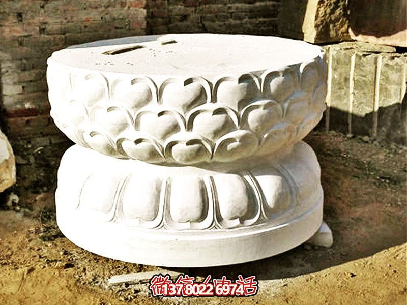 漢白玉制須彌座佛像，以精美圓形飾就古樸寺院