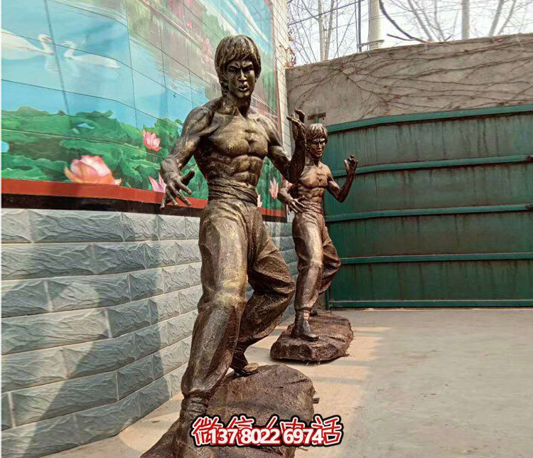 “李小龍雕塑從電影院到廣場，功夫明星永存”