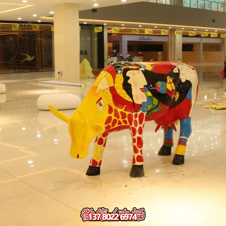 商場室內(nèi)擺放玻璃鋼彩繪牛動(dòng)物雕塑